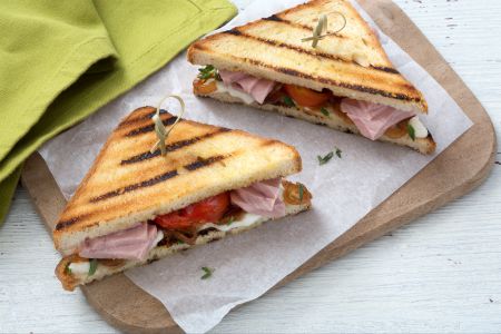 Tostada de atún y queso cremoso