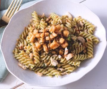 Pasta con pesto de lechuga y calamares