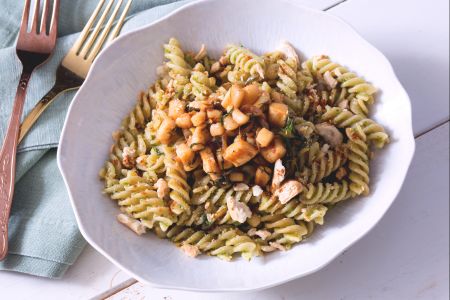 Pasta con pesto de lechuga y calamares