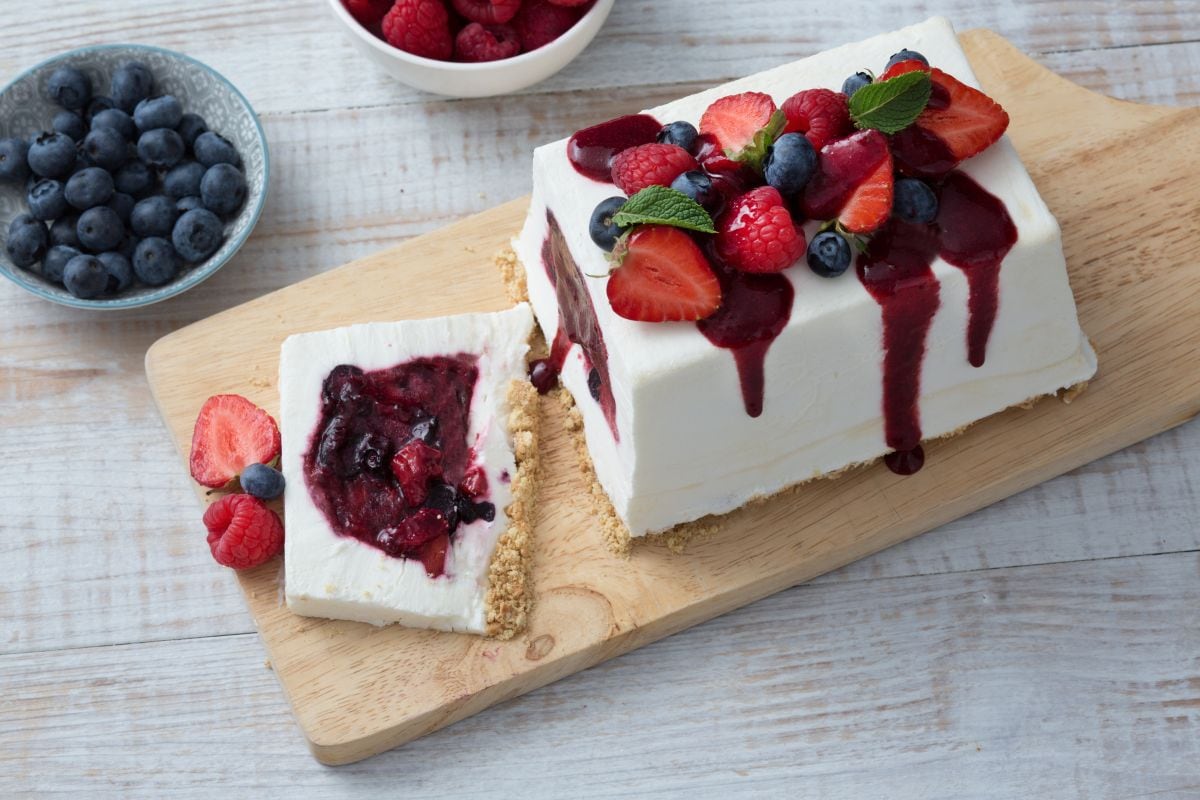 Tarta de yogur con frutos del bosque