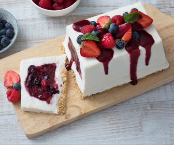 Tarta de yogur con frutos del bosque