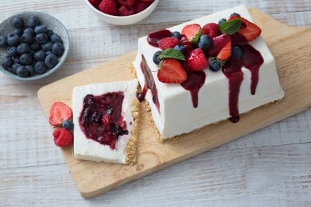 Tarta de yogur con frutos del bosque