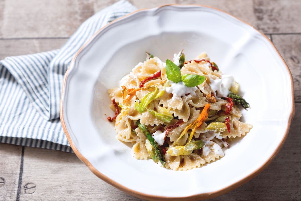 Pasta con espárragos, stracciatella y flores de calabacín