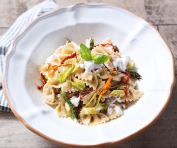 Pasta con espárragos, stracciatella y flores de calabacín