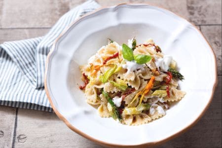 Pasta con espárragos, stracciatella y flores de calabacín