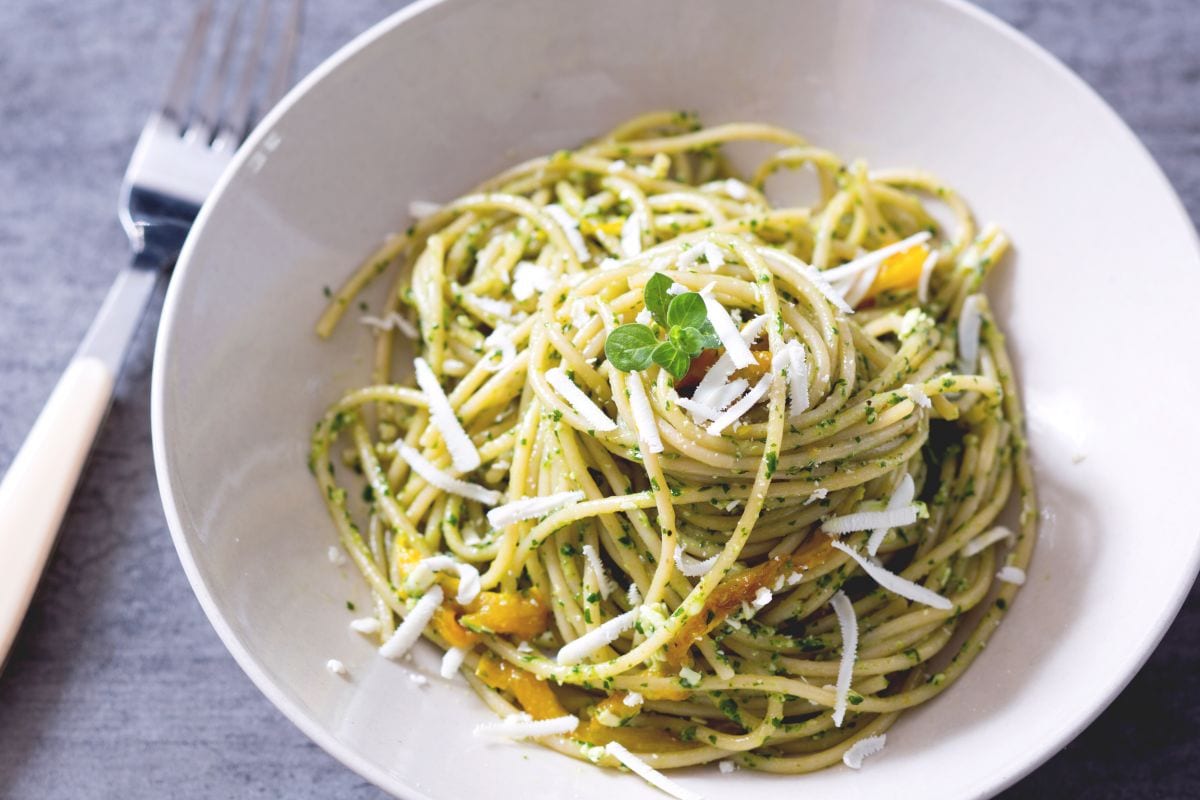 Pasta con pesto de espinacas tiernas y pimientos