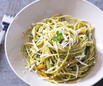 Pasta con pesto de espinacas tiernas y pimientos