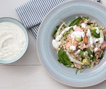 Ensalada de cebada y salmón
