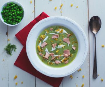 Crema de guisantes y patatas con migas de atún