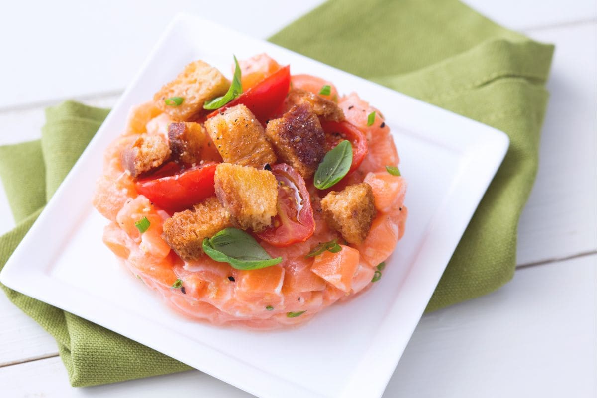 Tartar de salmón y panzanella