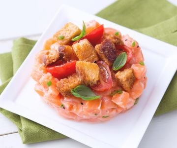 Tartar de salmón y panzanella