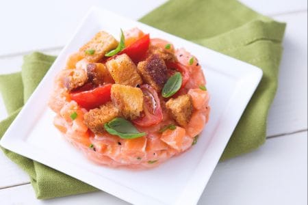 Tartar de salmón y panzanella