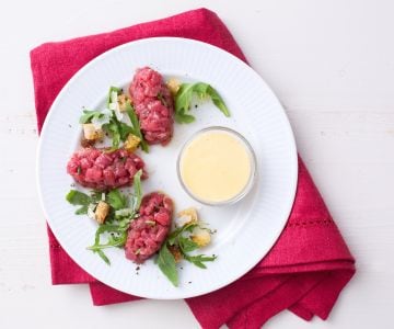 Tartar de fassona con crema inglesa salada