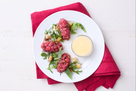Tartar de fassona con crema inglesa salada