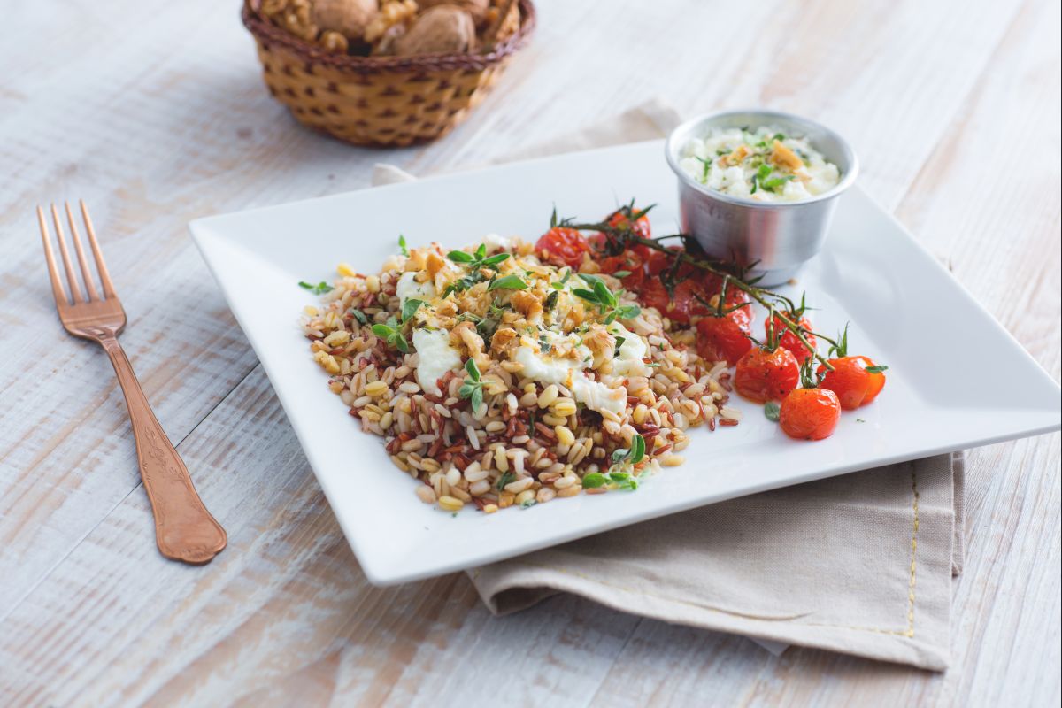 Arroz rojo y cereales con mozzarella de búfala y tomates cherry asados