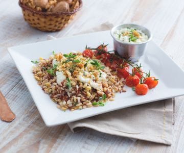 Arroz rojo y cereales con mozzarella de búfala y tomates cherry asados