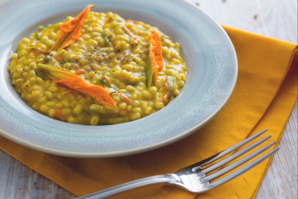 Orzotto con crema y flores de calabacín