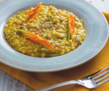 Orzotto con crema y flores de calabacín