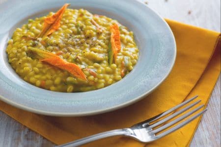 Orzotto con crema y flores de calabacín