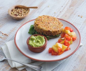 Hamburguesa de cereales y arroz rojo con hummus de aguacate