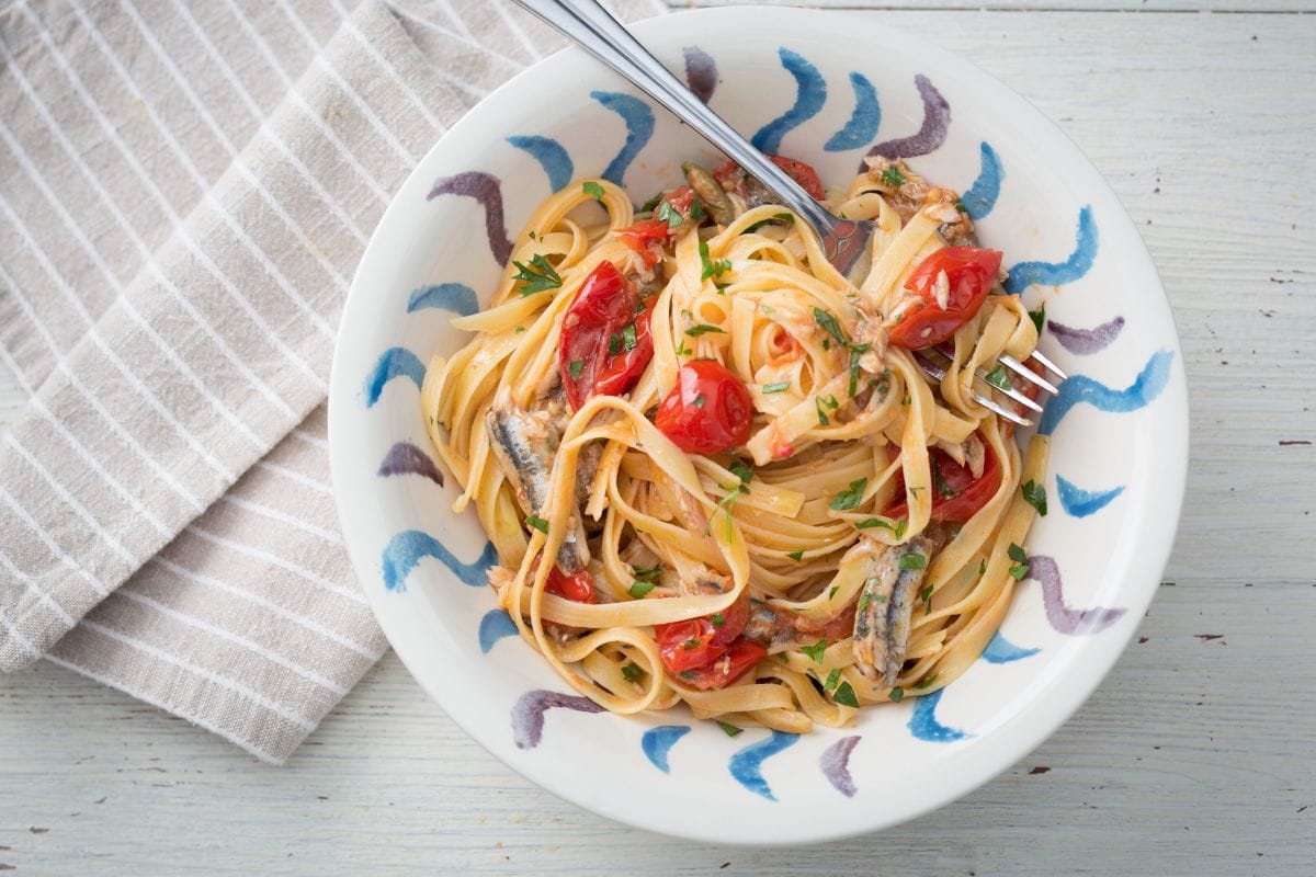 Pasta con tomates cherry y anchoas