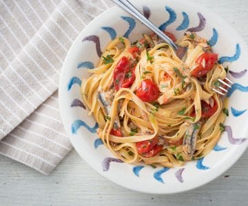 Pasta con tomates cherry y anchoas