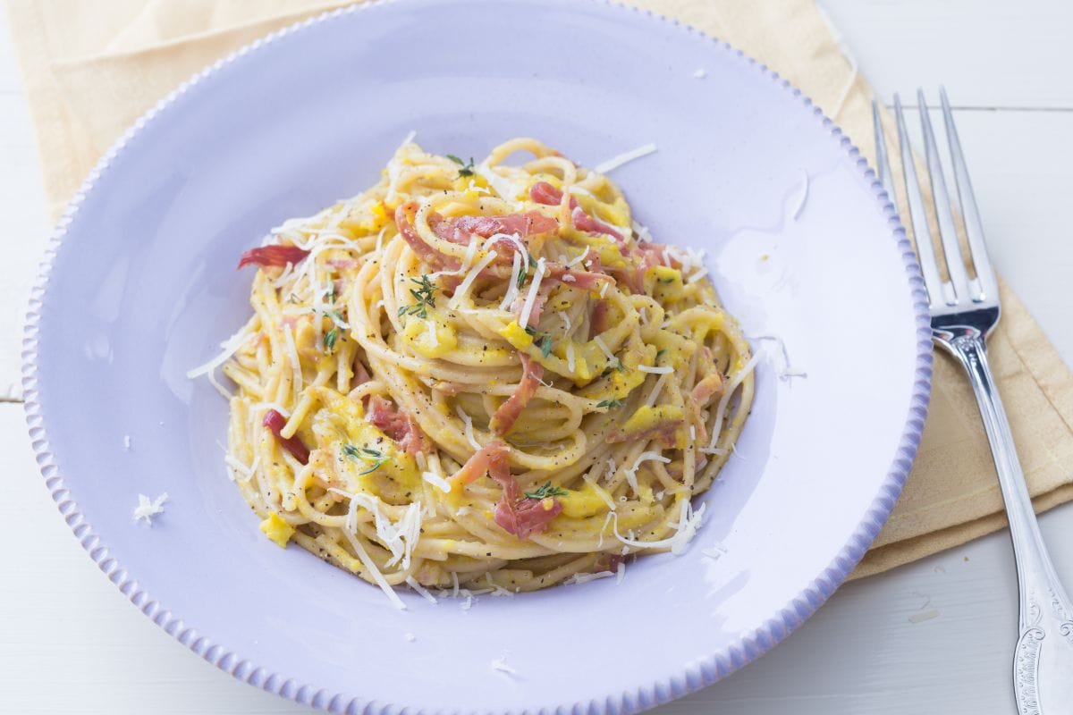 Pasta con crema de calabacines amarillos y jamón
