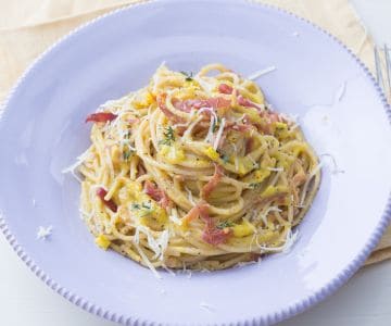 Pasta con crema de calabacines amarillos y jamón