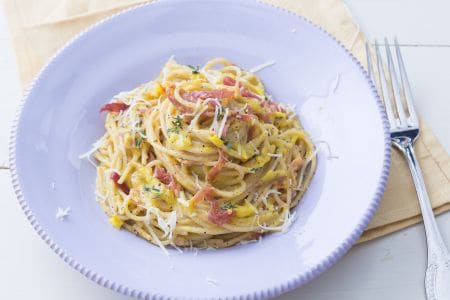 Pasta con crema de calabacines amarillos y jamón