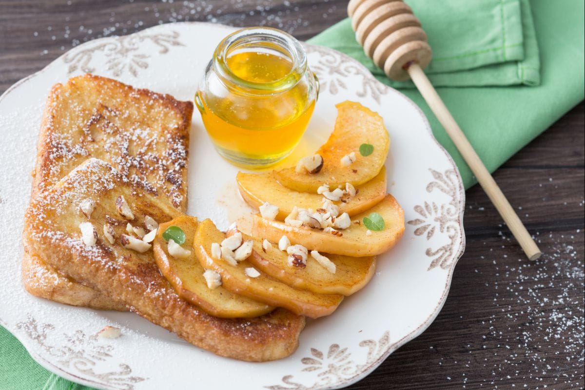 Tostada francesa con manzanas