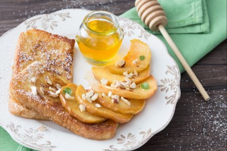 Tostada francesa con manzanas