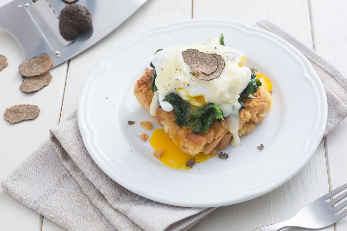 Huevos benedictinos con trufa y fondue de tomino