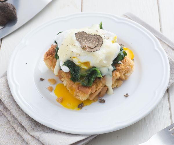 Huevos benedictinos con trufa y fondue de tomino