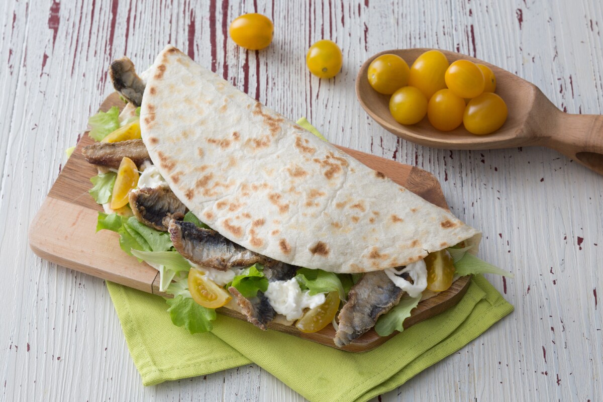 Piadina con sardinas fritas y burrata