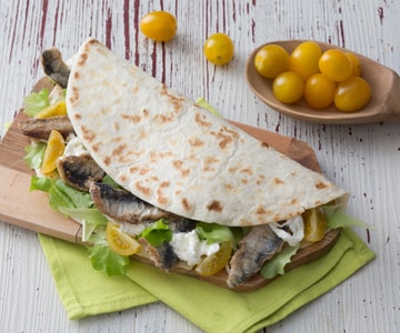 Piadina con sardinas fritas y burrata