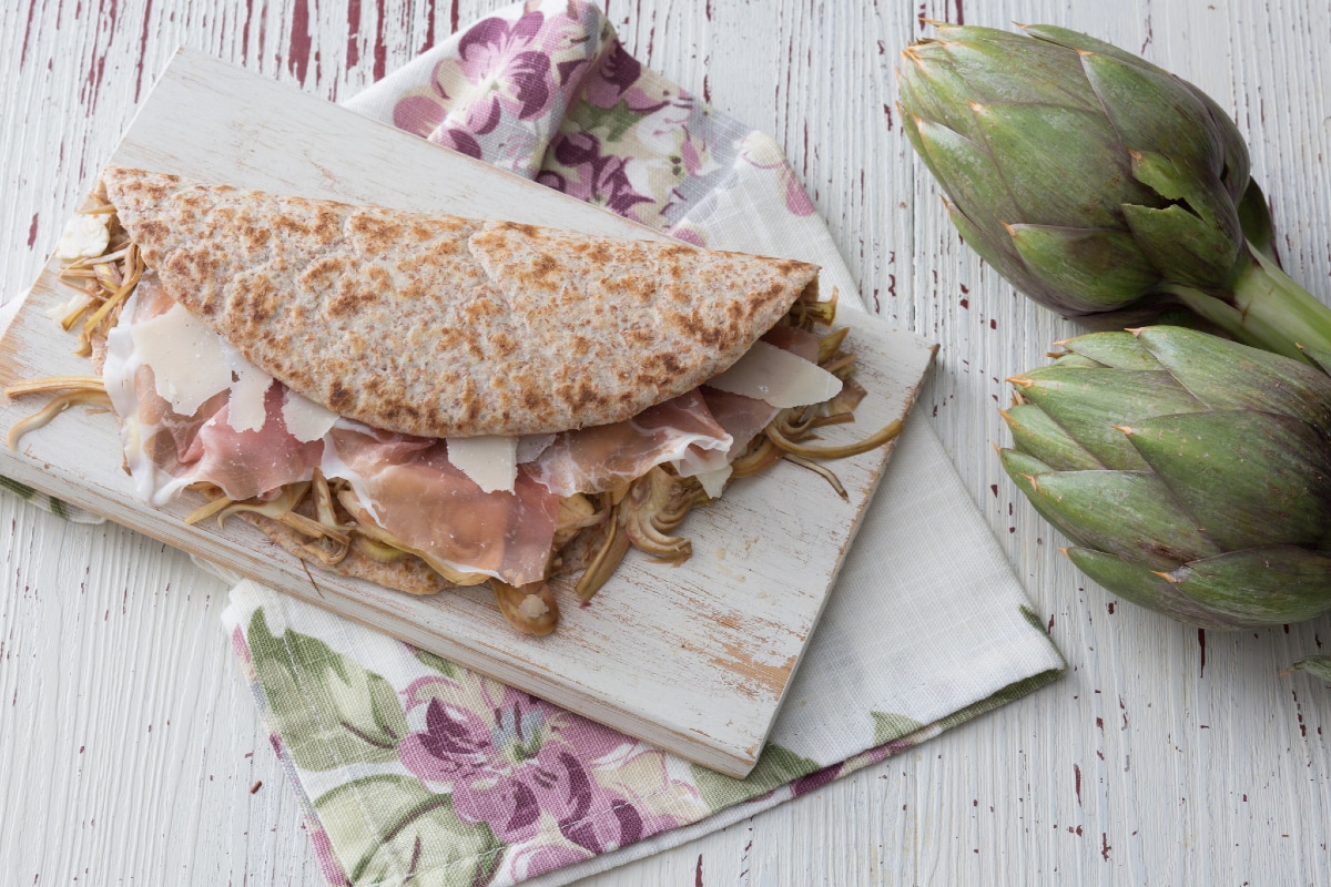Piadina con culatello y alcachofas