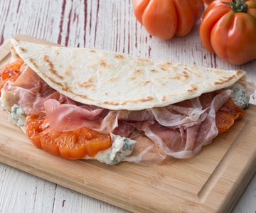 Piadina con gorgonzola, jamón serrano y tomates