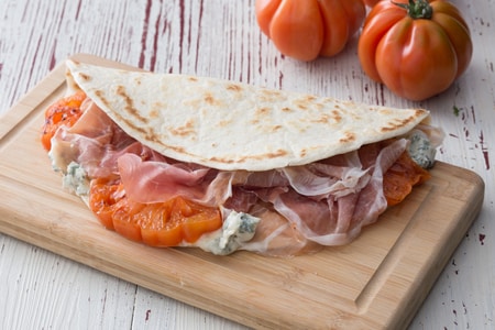 Piadina con gorgonzola, jamón serrano y tomates