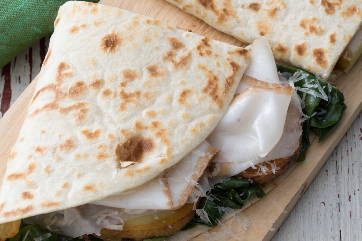 Piadina con hierbas, patatas y lardo di Colonnata