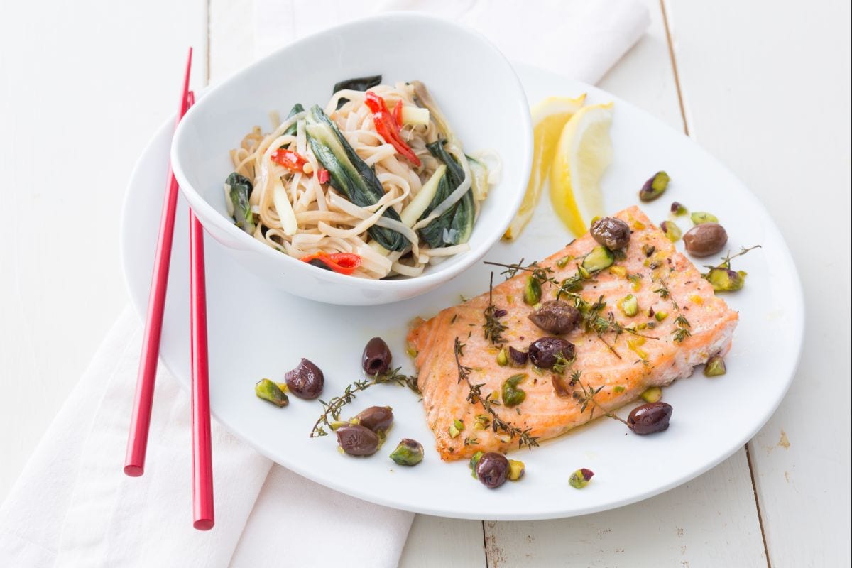 Salmón crujiente con ensalada de fideos