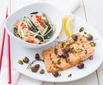 Salmón crujiente con ensalada de fideos