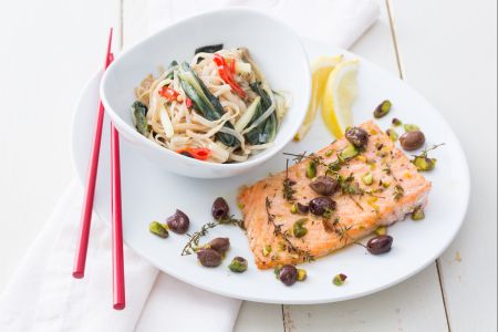 Salmón crujiente con ensalada de fideos