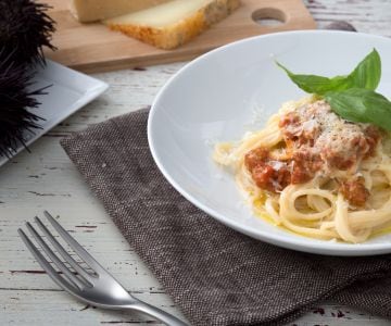 Espaguetis con queso, pimienta y erizos de mar