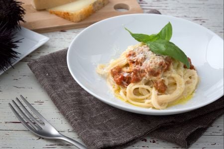 Espaguetis con queso, pimienta y erizos de mar