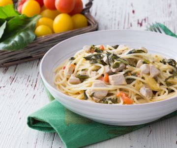 Pasta con atún, hierbas y tomates cherry