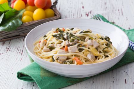 Pasta con atún, hierbas y tomates cherry
