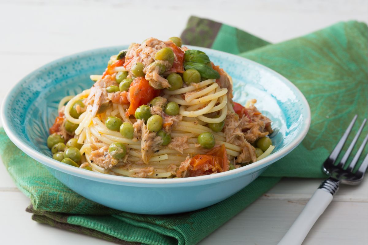 Pasta con atún y guisantes