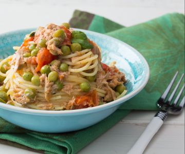 Pasta con atún y guisantes