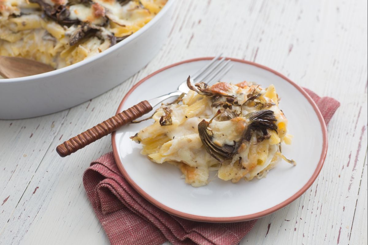 Pasta al horno con alcachofas y scamorza