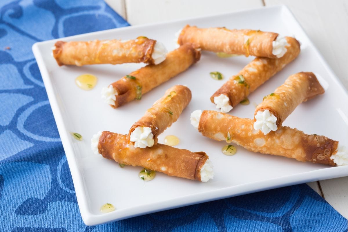 Cigarros con queso de cabra y miel al romero
